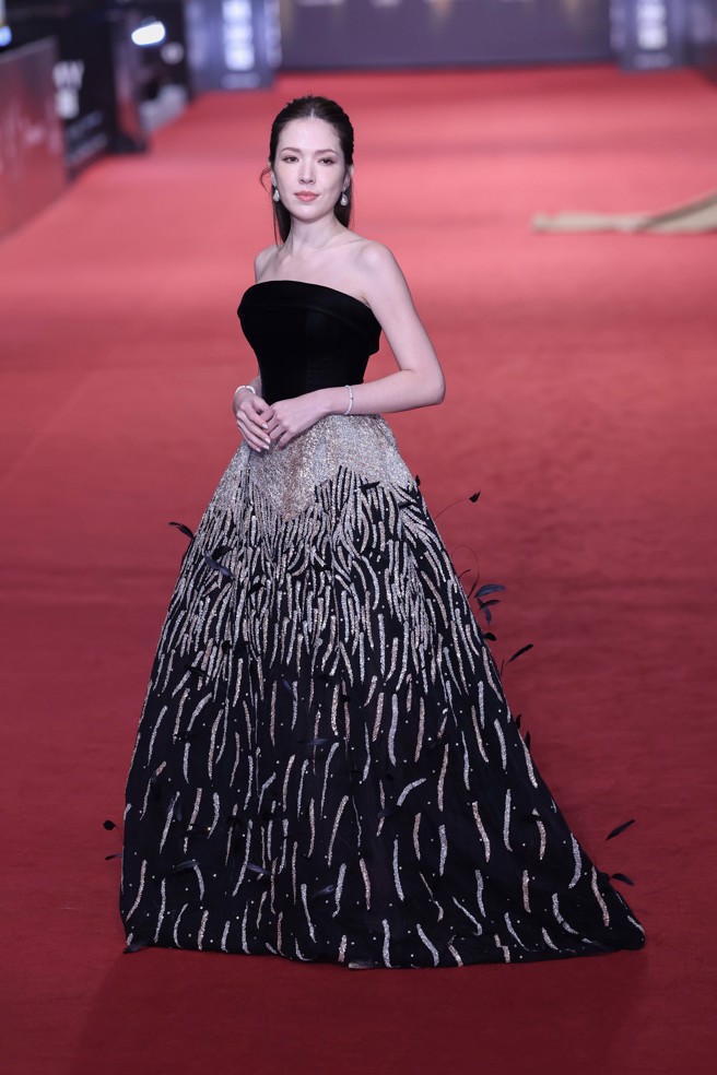 许玮宁华丽礼服，秀白皙天鹅颈。（图／陈俊吉、罗永铭、杜宜谙摄）