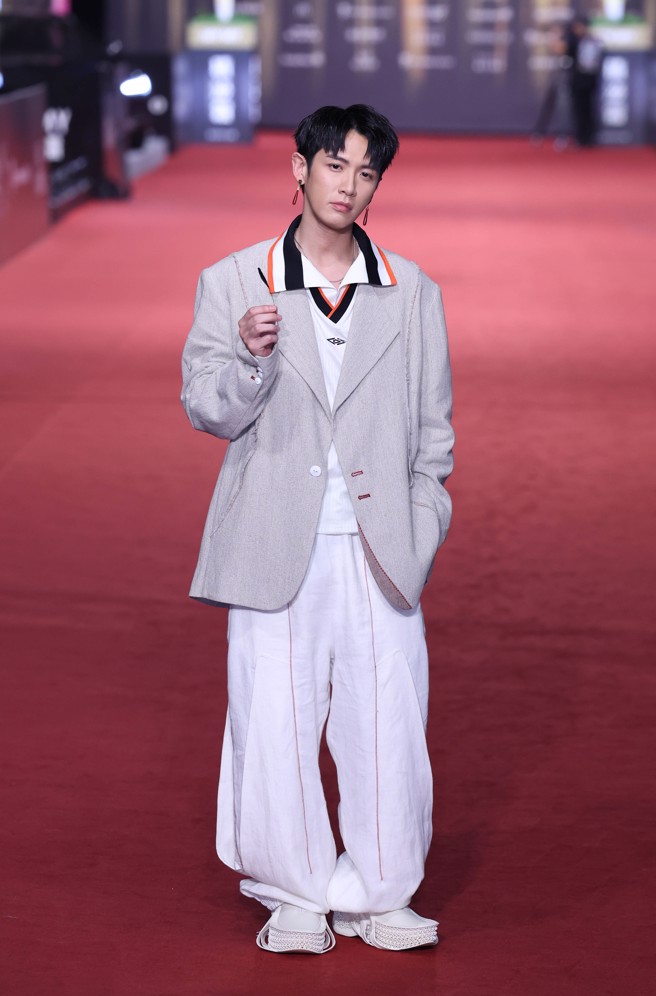 柯震东选穿浅色西装套装。（图／陈俊吉、罗永铭、杜宜谙摄）