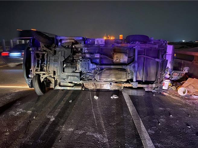 台88车祸，1男摔落到桥下。（翻摄照片／高雄洪靖宜传真）