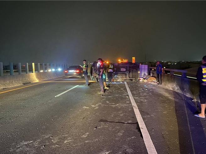 台88车祸，1男摔落到桥下。（翻摄照片／高雄洪靖宜传真）