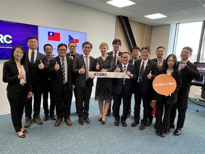 設點在捷克的先進晶片設計研究中心（ACDRC），18日由國家實驗研究院與捷克科研創新部共同揭牌。圖／國研院