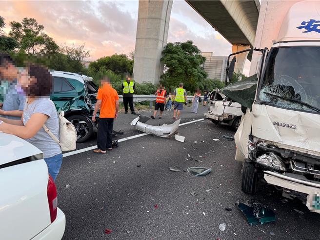 國道1號南向64公里平鎮路段，今日下午4時許，發生4車碰撞8人受傷碰撞事故。（警方提供／廖姮玥桃園傳真）