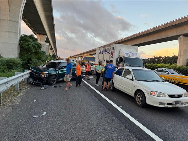 國道1號南向64公里平鎮路段，今日下午4時許，發生4車碰撞8人受傷碰撞事故。（警方提供／廖姮玥桃園傳真）