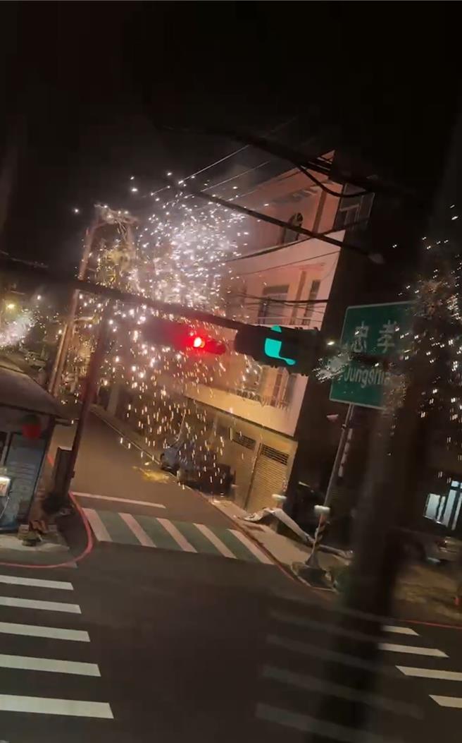 桃園市新屋區忠孝路上1處電桿，疑似因帆布掉落於高壓電線路上，經風吹摩擦導致爆炸，共1056戶停電。（翻攝照片／廖姮玥桃園傳真）