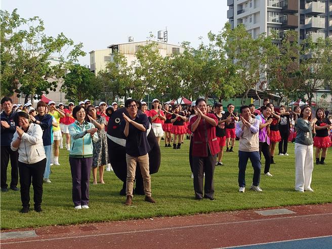 高雄市長陳其邁現身眷村文化節活動，率領在地鄉親上演懷舊「千人帶動唱」。（任義宇攝）