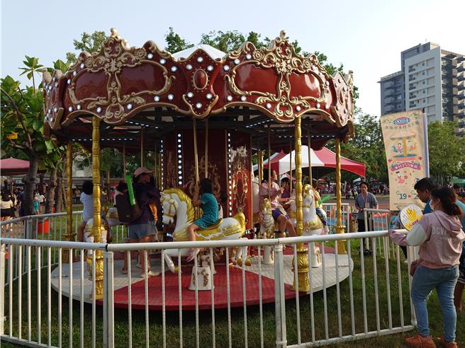 今年高雄眷村文化節以「遊樂園」概念發想，融入眷村文化創造更多互動體驗。（任義宇攝）