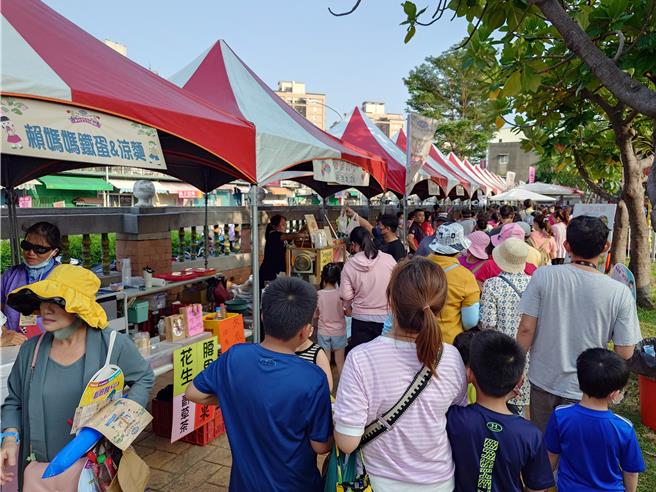 今年高雄眷村文化節以「遊樂園」概念發想，融入眷村文化創造更多互動體驗。（任義宇攝）