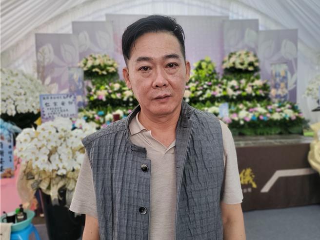 云林县议会议长黄凯18日交保后直奔哥哥灵堂守灵，他瘦了一大圈，议会同仁也差点认不出。（周丽兰摄）