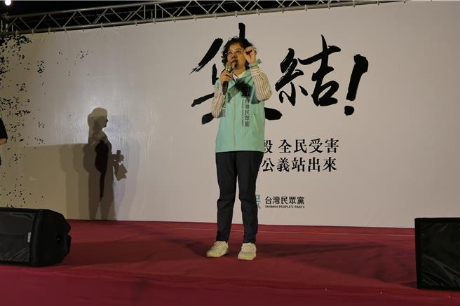 柯文哲胞妹柯美兰也到场，谈到柯文哲和父亲状况时两度哽咽，她强调绝不屈服于恶势力，也不会让民进党得逞。（王惠慧摄）