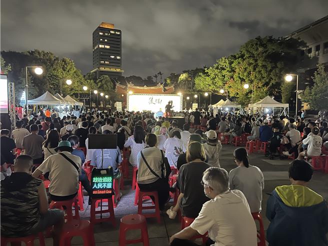 民眾党主席柯文哲涉及京华城案，遭羁押禁见，民眾党19日晚间19点在新竹公园孔庙广场举办「为司法正义站出来」户外开讲，吸引不少支持者到场。（王惠慧摄）
