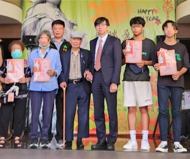 庆安宫19日举行更生家庭子女奖助学金颁发典礼，基隆地检署与检察长李嘉明（右三）亲自颁发奖助学金并勉励学子，感谢庆安宫扶助弱势家庭的义行。（基隆地检署提供／徐佑升基隆传真）