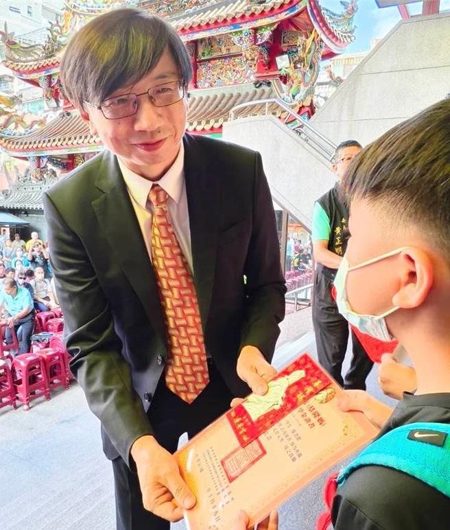 庆安宫19日举行更生家庭子女奖助学金颁发典礼，基隆地检署与检察长李嘉明亲自颁发奖助学金并勉励学子，感谢庆安宫扶助弱势家庭的义行。（基隆地检署提供／徐佑升基隆传真）