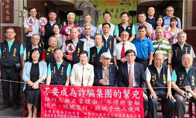 庆安宫19日举行更生家庭子女奖助学金颁发典礼，基隆地检署与检察长李嘉明（前排右三）亲自颁发奖助学金并勉励学子，感谢庆安宫扶助弱势家庭的义行。（基隆地检署提供／徐佑升基隆传真）