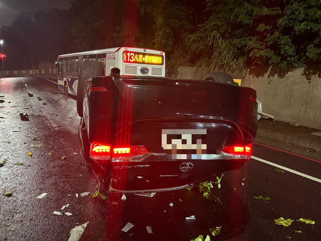 今（19）日晚間8時許，新北市八里區龍米路二段發生一起嚴重車禍。（圖警方提供／簡銘柱翻攝）