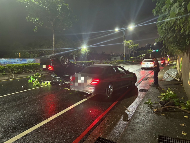 今（19）日晚間8時許，新北市八里區龍米路二段發生一起嚴重車禍。（圖警方提供／簡銘柱翻攝）