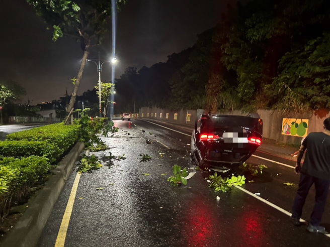 今（19）日晚間8時許，新北市八里區龍米路二段發生一起嚴重車禍。（圖警方提供／簡銘柱翻攝）