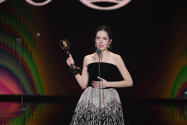 许玮宁连两年敲响金钟，上台忍不住哽咽。（图／三立电视画面提供）