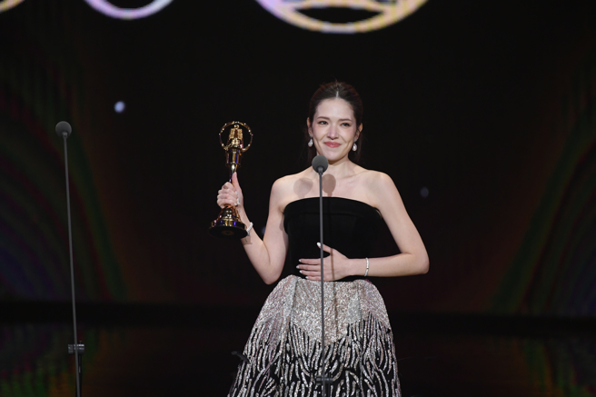 许玮宁上台频摸肚，被网友猜测是否有喜。（图／三立电视画面提供）