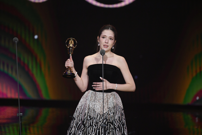 许玮宁发表得奖感言，罕放闪邱泽。（图／三立电视画面提供）