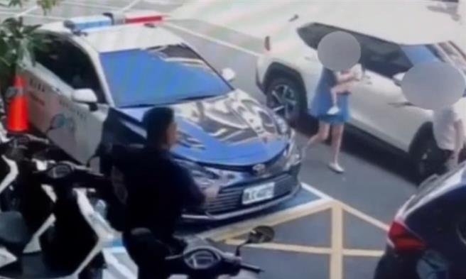 高雄一對夫妻發現2歲女兒昏厥，衝入派出所內求援，警方見情況緊急開道將女童送往醫院，所幸女童並無大礙。（警方提供／任義宇高雄傳真）