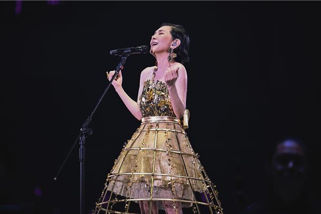 张清芳今以一袭黄金凤凰装登场，惊艳四座。（上引娱乐提供）