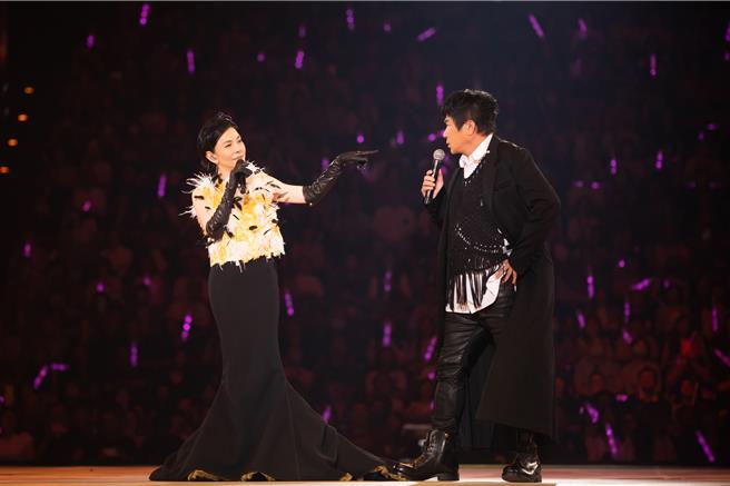 张清芳（左）与胡瓜今（19日）在小巨蛋演唱会上妙语如珠，逗笑全场。（上引娱乐提供）
