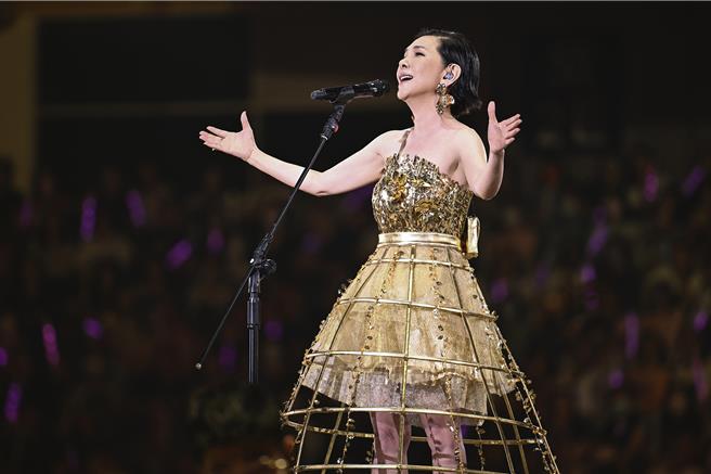 张清芳今清亮高亢的嗓音，唱响台北小巨蛋。（上引娱乐提供）