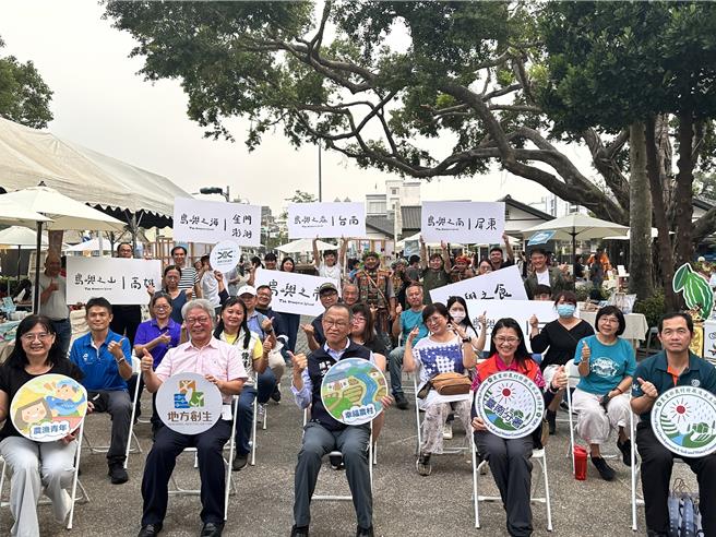 南台灣一年一度的農村盛事「農島嶼」19日起一連2天在屏東縣勝利星村孫立人將軍行館前廣場登島，吸引上千人次前來走訪體驗。（農業部農村發展及水土保持署台南分署提供／謝佳潾屏東傳真）