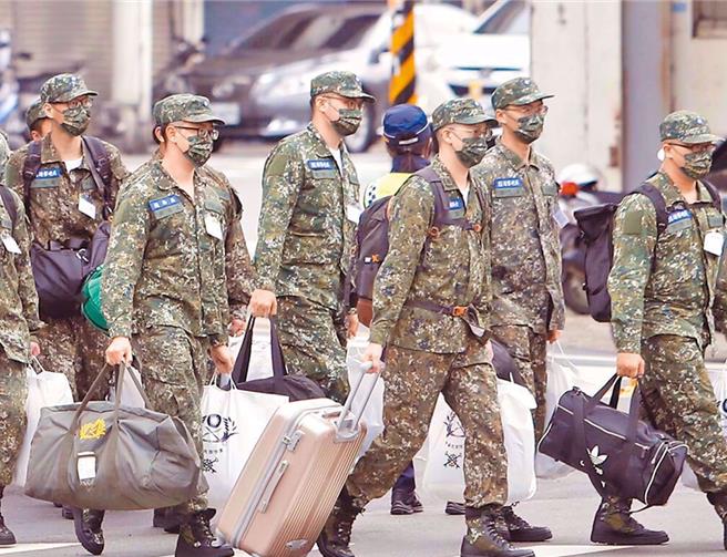 針對替代役課程講師在課程中播放抖音影片一事，兵役局19日再度透過新聞稿澄清，該名講師是退休軍訓教官，目前兼任全民國防教育講師，課程內容是介紹在不對稱作戰下，如何加強全民國防教育提升國家整體戰力。未來在遴聘講師上會特別去審核講師教學經歷，並加強授課內容與事前溝通審核。（示意圖，本報資料照片）