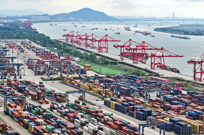 美为反制中国制商品如潮水般涌向全球市场，将使用关税等限制性工具反击。图／中新社