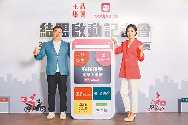 王品集團營運長李威進（左）與foodpanda總經理黃逸華（右）共同宣布合作首週告捷！石二鍋賣1萬鍋、牛排訂單增2倍。圖／王品集團提供