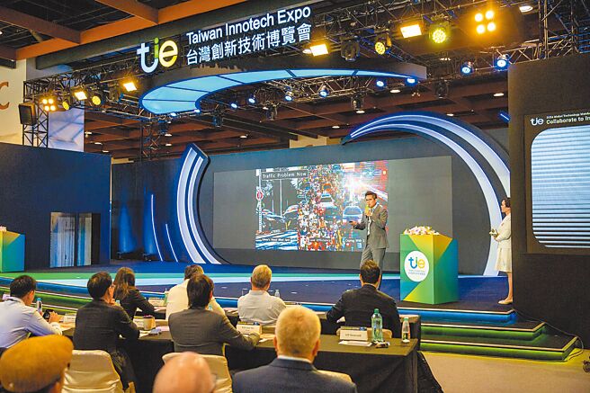 光林智能市场总监林后坤于台湾创新技术博览会举办「2024国际技术媒合会」中，分享Interlux AI号志系统。图／光林智能提供