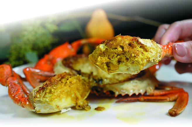 以處女蟳用牛油炆火慢煎的〈外婆飄香蟹〉，肉質鮮嫩細緻、膏黃飽滿、油香馥郁。圖／姚舜