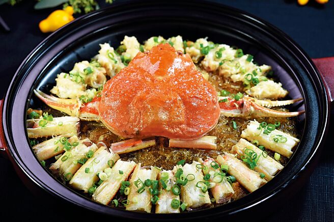 〈晶華軒〉今秋新蟹餚〈砂鍋薑蔥松葉蟹〉，選逾1公斤日本松葉蟹，取肉質最細緻蟹腳部位，與爆香的薑、蔥、蠔油、豬油渣拌炒，最後與粉絲一起再置入砂鍋中煲煮收汁而成。圖／姚舜