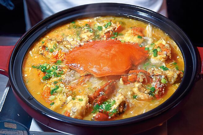 〈晶華軒〉今秋新蟹餚〈酸菜粉絲燒膏蟹〉，是以膏蟹沙母為主角，湯底是以蟹殼、鹹菜與老酸菜細火慢燉三小時，再加入斬件沙母蟹身燜煮，開蓋後香氣鋪鼻。圖／姚舜