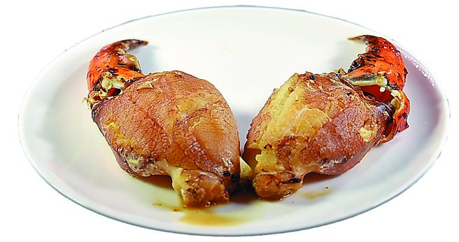 體大壯碩、肉厚飽滿的斯里蘭卡蟹被稱「蟹界貴乃花」，鄔海明用來烹製〈黑椒牛油炒蟹〉，一對巨螯去殼後，「教人如何不想牠」。圖／姚舜