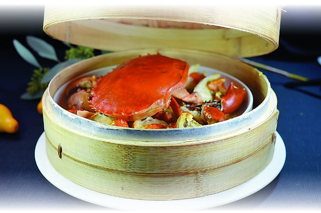 〈晶華軒〉今秋新蟹餚〈雞油花雕蒸膏蟹〉，是以雞油、雞湯及20年花雕酒為膏蟹沙母提味，放入蒸籠後蒸熟，掀蓋噴香。圖／姚舜