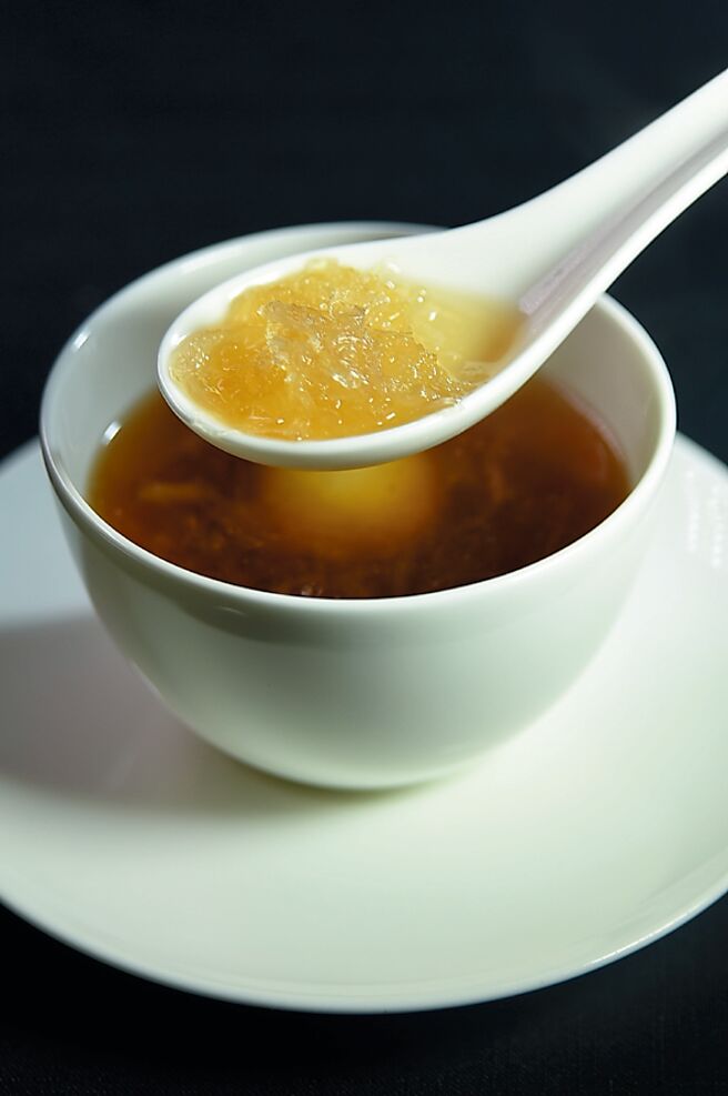 〈燕窩薑茶湯圓〉使用纖維扎實、辣度較高的竹薑，帶皮熬煮約三小時至香氣散發，再以黑糖慢熬，上桌前加入上等燕窩及芝麻湯圓而成。圖／姚舜