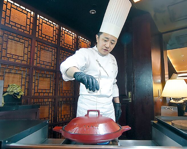 〈晶華軒〉今秋新蟹餚〈砂鍋薑蔥松葉蟹〉上菜時，廚藝總監鄔海明會來段桌邊秀，儀式感十足。圖／姚舜