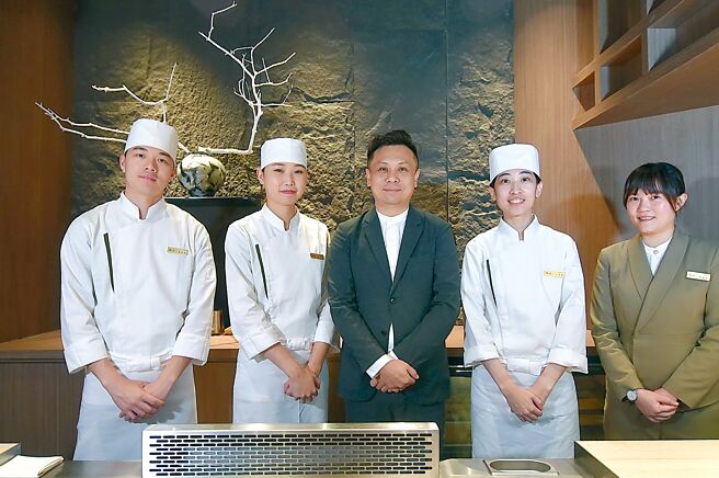 〈阪前和牛铁板烧〉台北安和店新开幕，店长谢佩霓（右起）、主厨王姿婷、料理长庄富淳、主厨黄冠颖和副主厨陈孟佳，铁板烧资歷丰富。图／姚舜