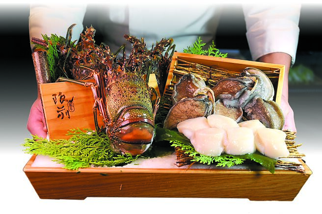 〈阪前和牛铁板烧〉秋季套餐所用海鲜有南非白鲍、北海道干贝，以及体型硕大的青壳龙虾。图／姚舜