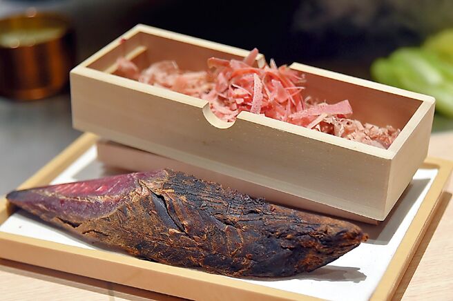 〈阪前和牛铁板烧〉的现刨柴鱼片，是来自特制〈柴烧烟熏鲣鱼〉。图／姚舜