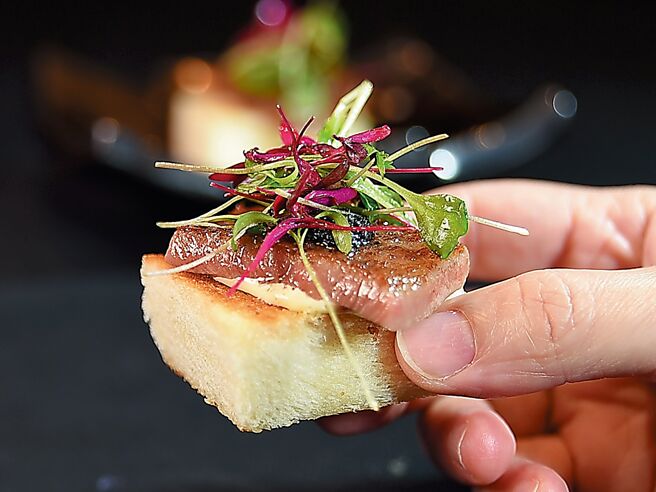 〈香柠塔塔和牛三明治〉是以香煎和牛板腱，搭配外酥内软的煎吐司，并以青柠塔塔酱提味。图／姚舜