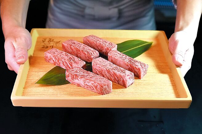 〈阪前和牛铁板烧〉所用澳洲和牛，皆属M8、M9等级，有漂亮的油花分布。图／姚舜