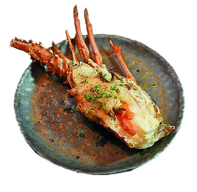 龙虾二吃的第二吃是将龙虾头採日本传统甲罗烧烹调技法，加入鲍鱼肝及明太子炙烧，风味浓郁。图／姚舜