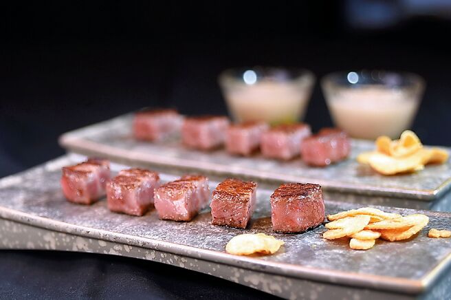 〈香煎日本A5黑毛和牛〉在铁板上以高温香煎后，再以小麦、红玉茶叶薰香静置，使肉质更柔嫩并更具风味。图／姚舜
