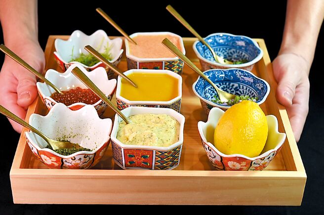 〈阪前和牛铁板烧〉为菜肴赋味、调味与提味的辛香料与酱汁多样丰富，且遍及中西日式。图／姚舜