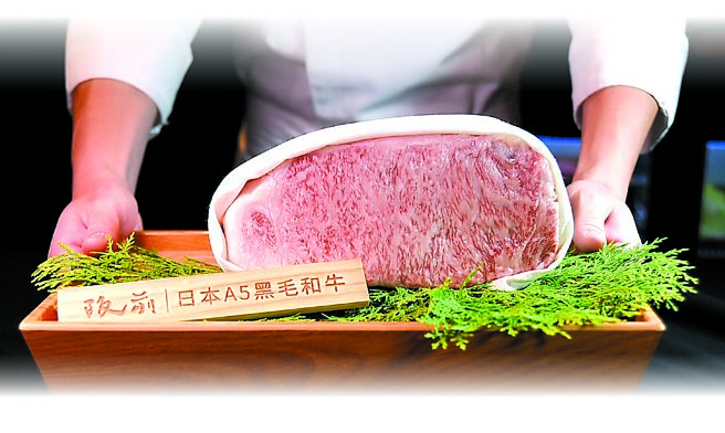 〈阪前和牛铁板烧〉本季套餐主打「日澳和牛七吃」，其中日本和牛是来自鹿儿岛的纽约客。图／姚舜