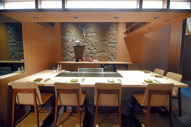 〈阪前和牛铁板烧〉台北安和店有5张铁板台，可分别接待6至10人用餐。图／姚舜