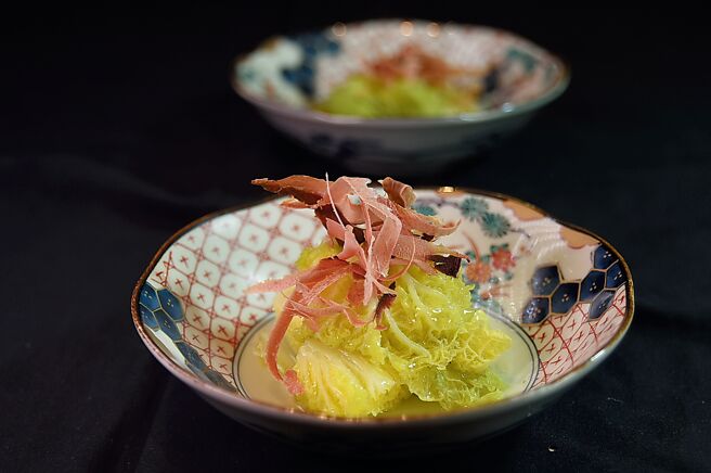 此〈蒸娃娃菜〉即是用〈柴烧烟熏鲣鱼〉现刨柴鱼片提味。图／姚舜